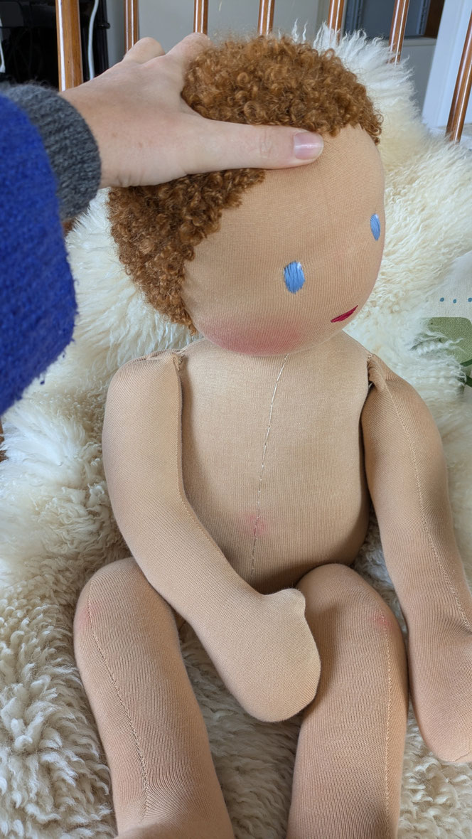 Therapiepuppe für die Kinderphysiotherapie nach z.B. Vojta oder Bobath, Demopuppe, Schulungspuppe, Übungspuppe, weiche bewegliche Therapiepuppe mit anbeugbaren Gliedern, handgemachte Stoffpuppe kaufen, Waldorfart, bewegliche Füße, lebensgroße Babypuppe