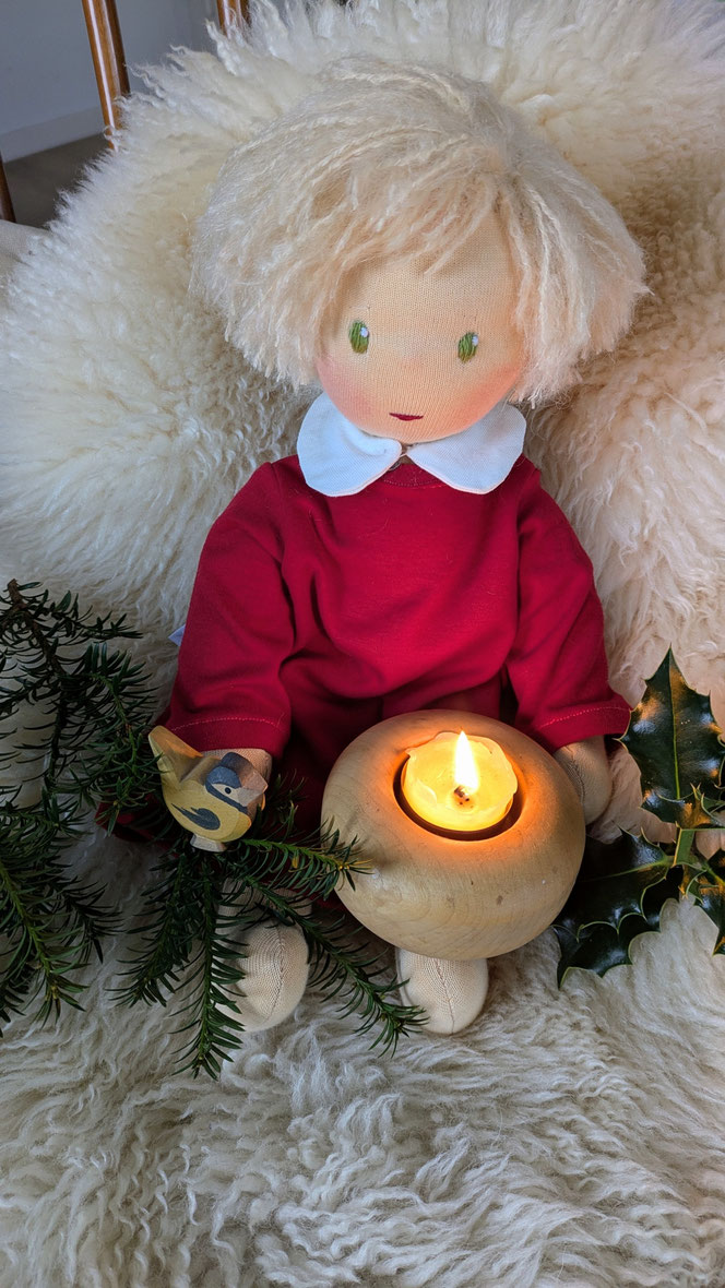 handgemachte Stoffpuppe kaufen, Waldorfart, eigene Heilungspuppe anfertigen lassen, inneres Kind Puppe, Waldorfart, individuelle Wunschpuppe, Puppenhandwerk, Puppe nach alten Kinderfotos herstellen lassen, Anteilearbeit, Bindungstrauma, alte Wunden heilen
