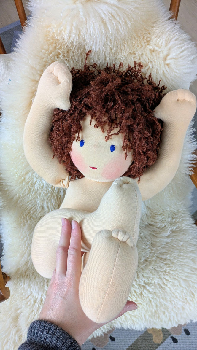 Therapiepuppe für die Kinderphysiotherapie nach z.B. Vojta oder Bobath, Demopuppe, Schulungspuppe, Übungspuppe, weiche bewegliche Therapiepuppe mit anbeugbaren Gliedern, handgemachte Stoffpuppe kaufen, Waldorfart, flexible lebensgroße Babypuppe