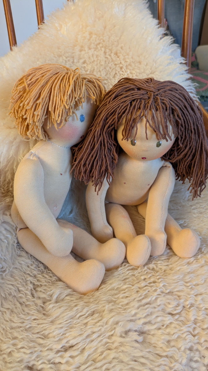 anatomische Puppen für den Kinderschutz, Puppen mit deutlich sichtbaren Geschlechtsmerkmalen, Jungenpuppe, Mädchenpuppe, Hilfsmittel für die Diagnostik bei Kindesmissbrauch, handgemachte Stoffpuppe kaufen, Waldorfart, Therapiepuppe, Wunschpuppe