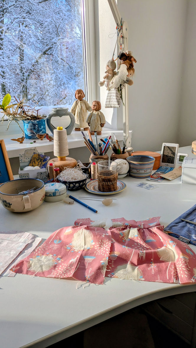 handgemachte Stoffpuppe kaufen, Waldorfart, eigene Heilungspuppe anfertigen lassen, inneres Kind Puppe, individuelle Wunschpuppe, Puppenhandwerk, Puppe nach alten Kinderfotos herstellen lassen, Puppenwerkstatt, Selbstfürsorge, sich selbst umarmen