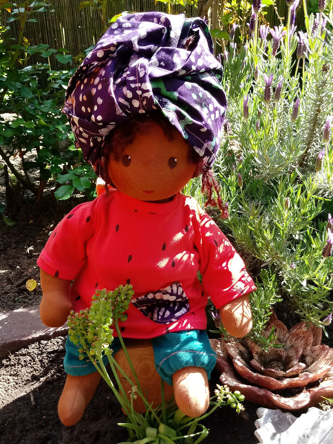 handgemachte Puppe, Waldorfart, Bio-Stoffpuppe, Handarbeit, dunkelhäutige Puppe, afrikanisch, farbige Puppe, afroamerikanisch, Wunschpuppe, individuell, Kinderpuppe, ökologisch, bio-fair, fairliebt, Puppenhandwerk, Puppenfreundin, passend zum Kind