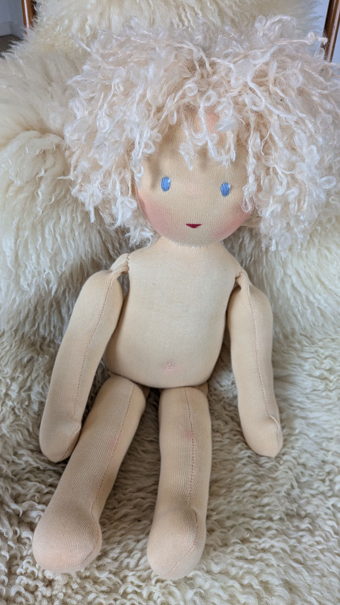 handgemachte Stoffpuppe kaufen, Waldorfart, eigene Puppe anfertigen lassen,individuelle Wunschpuppe, Puppenhandwerk, Puppe die aussieht wie mein Kind, Puppe nach Kinderfotos herstellen lassen, ökologische Kinderpuppe, Puppe fürs Leben, bio-fair