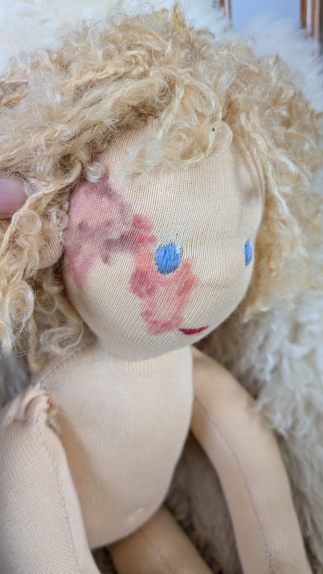handgemachte Stoffpuppe kaufen, Waldorfart, eigene Puppe anfertigen lassen,individuelle Wunschpuppe, Puppenhandwerk, Puppe die aussieht wie mein Kind, nach Kinderfotos, Puppe mit Feuermal, Naevus flammeus, Hautstigma, Hautauffälligkeit, Hifsmittel, Empowe