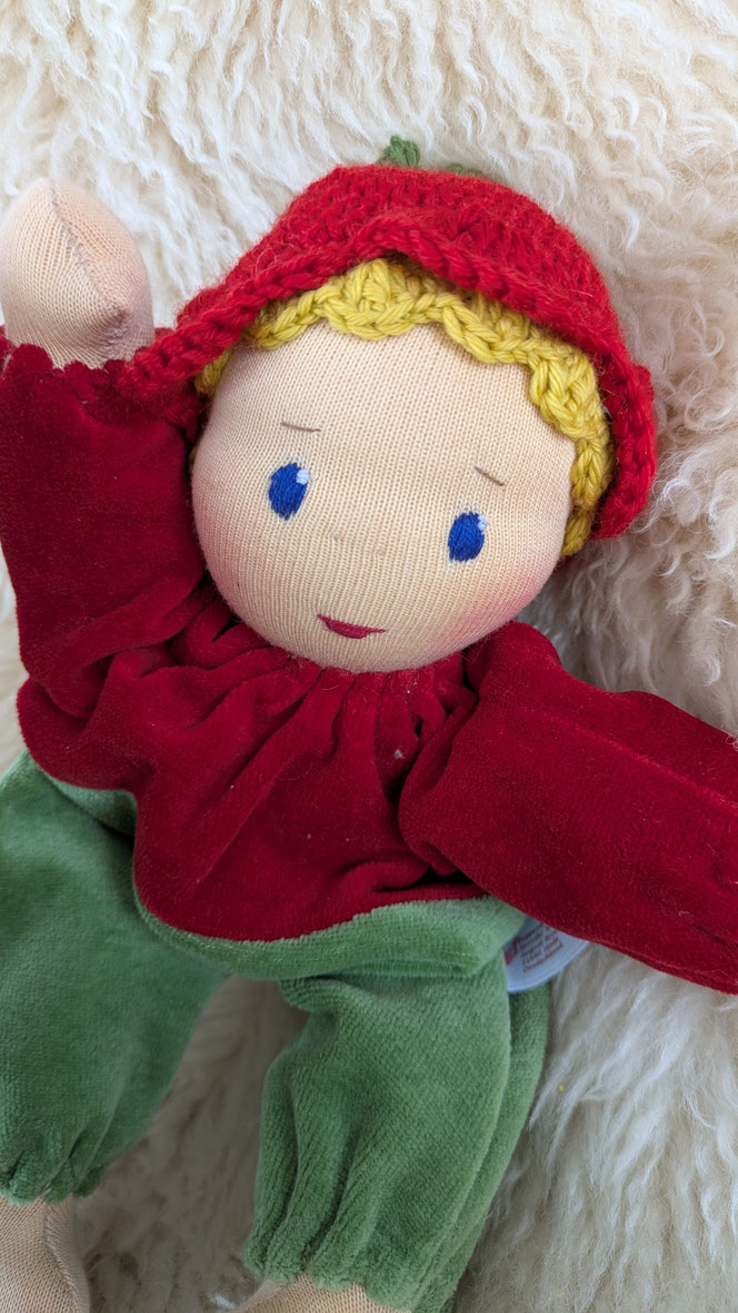 handgemachte Stoffpuppe kaufen, Waldorfart, Blütenkind-Schlamperle, Frühblüher, Schneeglöckchen, Hyazinthe, Narzisse, Osterglocke, Primelchen, Jahreszeitentisch, erste Puppe, lebenslanger Begleiter, eigene Puppe herstellen lassen, ökologische Kinderpuppe