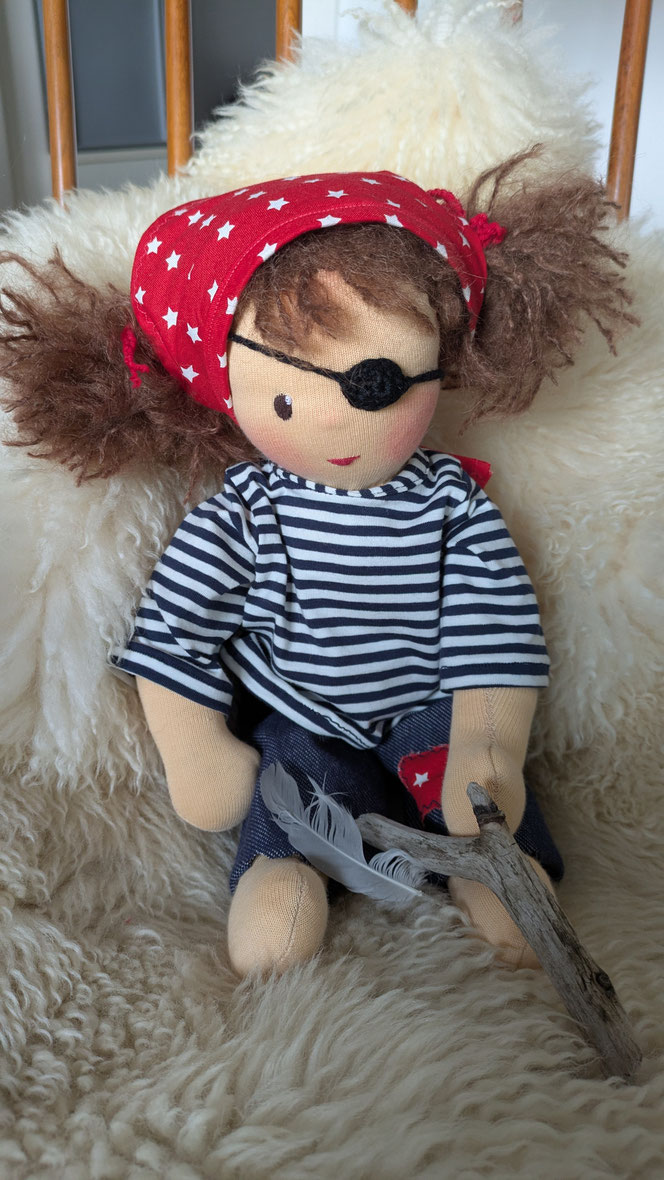 handgemachte Stoffpuppe kaufen, Piratenpuppe, Piratenmädchen, Waldorfart, eigene Puppe anfertigen lassen, individuelle Wunschpuppe, Puppenhandwerk, genderneutrale Puppe, Puppe die aussieht wie mein Kind, toughe coole Puppe, Kinder stärken, Kinder empowern