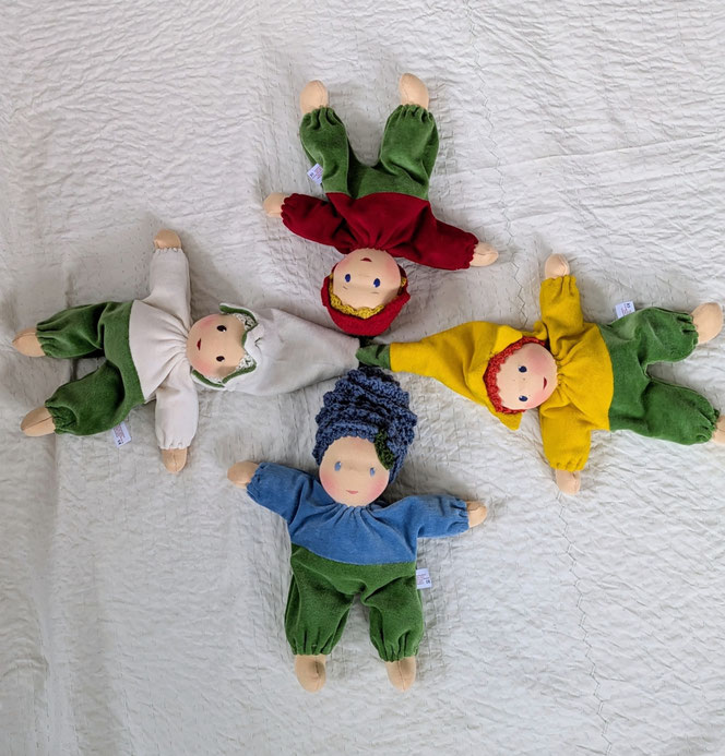 handgemachte Stoffpuppe kaufen, Waldorfart, Blütenkind-Schlamperle, Frühblüher, Schneeglöckchen, Hyazinthe, Narzisse, Osterglocke, Primelchen, Jahreszeitentisch, erste Puppe, lebenslanger Begleiter, eigene Puppe herstellen lassen, ökologische Kinderpuppe