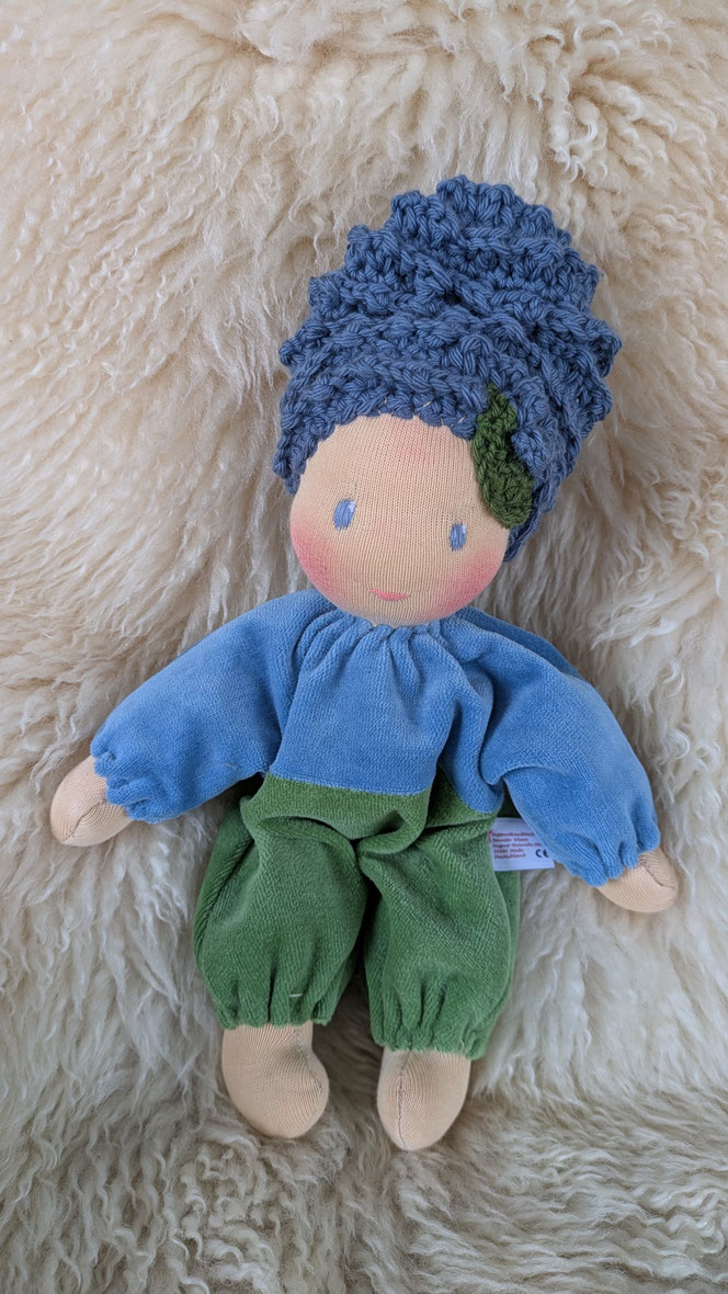 handgemachte Stoffpuppe kaufen, Waldorfart, Blütenkind-Schlamperle, Frühblüher, Schneeglöckchen, Hyazinthe, Narzisse, Osterglocke, Primelchen, Jahreszeitentisch, erste Puppe, lebenslanger Begleiter, eigene Puppe herstellen lassen, ökologische Kinderpuppe