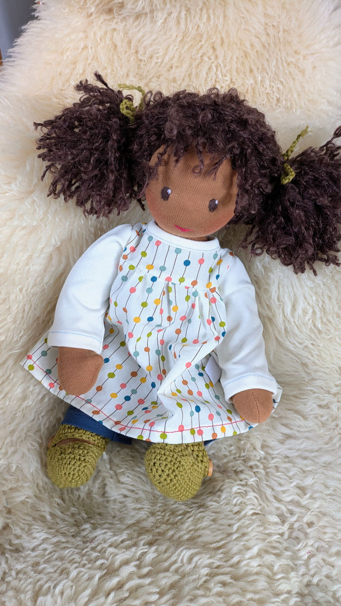 handgemachte Stoffpuppe kaufen, Waldorfart, eigene Puppe anfertigen lassen, individuelle Wunschpuppe, Puppenhandwerk, schwarze Puppe, BiPoC, afrodeutsche Puppe, Puppenfreundin fürs Leben, ökologische Kinderpuppe, bio-faire Naturmaterialien
