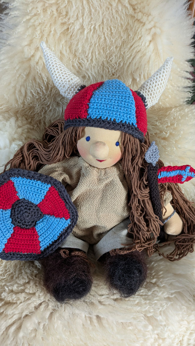 handgemachte Stoffpuppe kaufen, Waldorfart, eigene Puppe anfertigen lassen,individuelle Wunschpuppe, Puppenhandwerk, Puppe die aussieht wie mein Kind, Puppe nach einer Zeichnung herstellen lassen, Wikingerpuppe, Puppe fürs Leben, besonderesGeburtsgeschenk