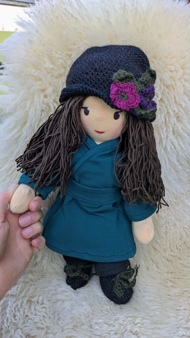 handgemachte Stoffpuppe kaufen, Waldorfart, eigene Puppe anfertigen lassen, Heilungspuppe, inneres Kind Puppe nach Fotos, individuelle Wunschpuppe, Puppenhandwerk, verletzte Anteile integrieren, Anteilearbeit, inneres Kind heilen, inneres Kind verkörpern