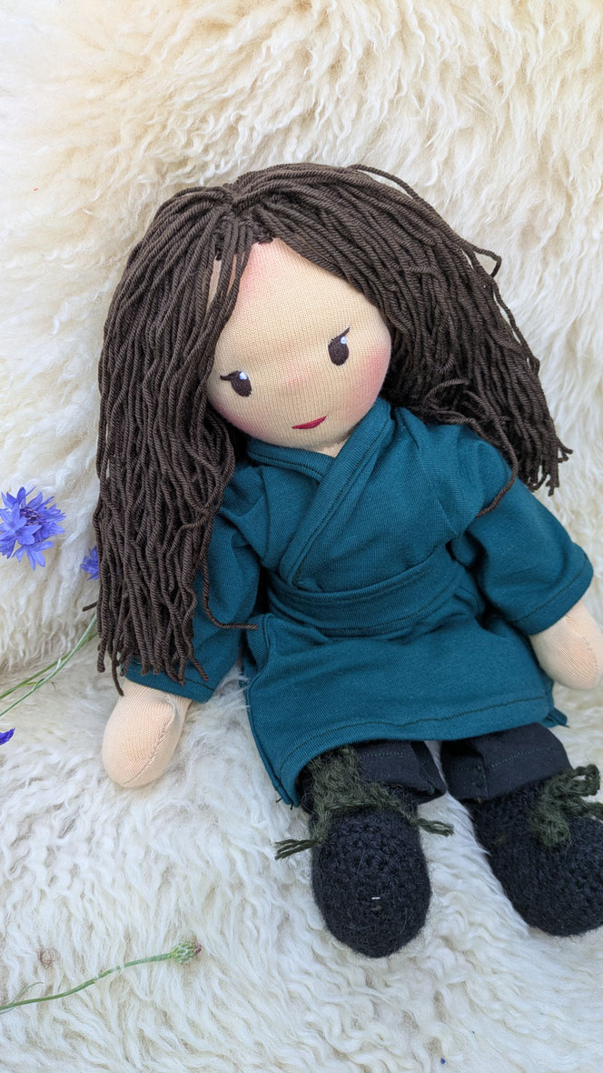 handgemachte Stoffpuppe kaufen, Waldorfart, eigene Puppe anfertigen lassen, Heilungspuppe, inneres Kind Puppe nach Fotos, individuelle Wunschpuppe, Puppenhandwerk, verletzte Anteile integrieren, Anteilearbeit, inneres Kind heilen, inneres Kind verkörpern