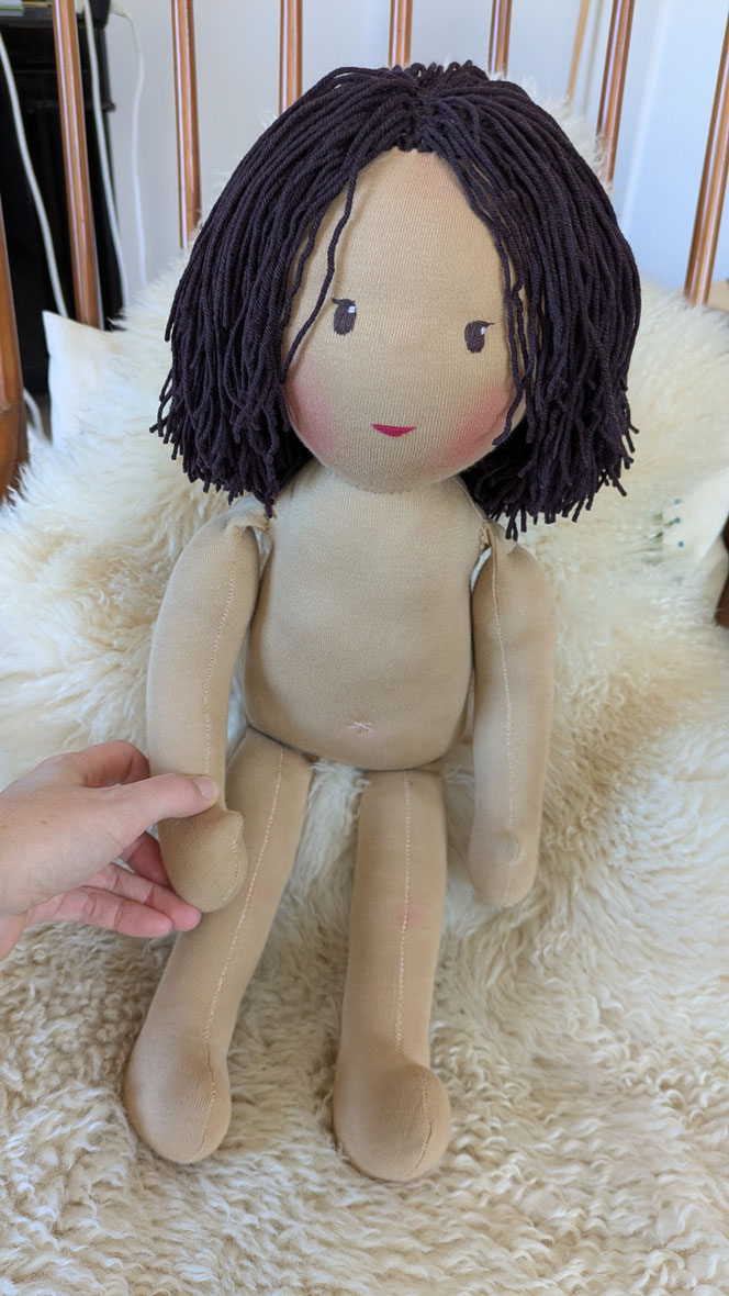 asiatische Puppe, POC-Puppe, Vielfalt und Repräsentation im Kinderzimmer, diverse Puppen, Empowerment, handgemachte Stoffpuppe kaufen, Waldorfart, individuelle Wunschpuppe, eigene Puppe herstellen lassen, die aussieht wie mein Kind, vorurteilsfrei erziehe
