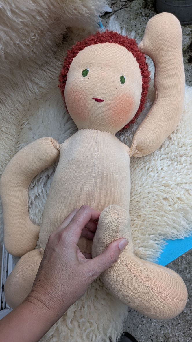 Zukunft-Huber-Puppe, Zukunft-Huber, dreidimensionale manuelle Fußtherapie, Therapiepuppe, Demopuppe, Kinderphysiotherapie, Stoffpuppe mit anbeugbaren Gliedern, eigene Wunschpuppe herstellen lassen, Puppenhandwerk, handgemachte Stoffpuppe kaufen, divers