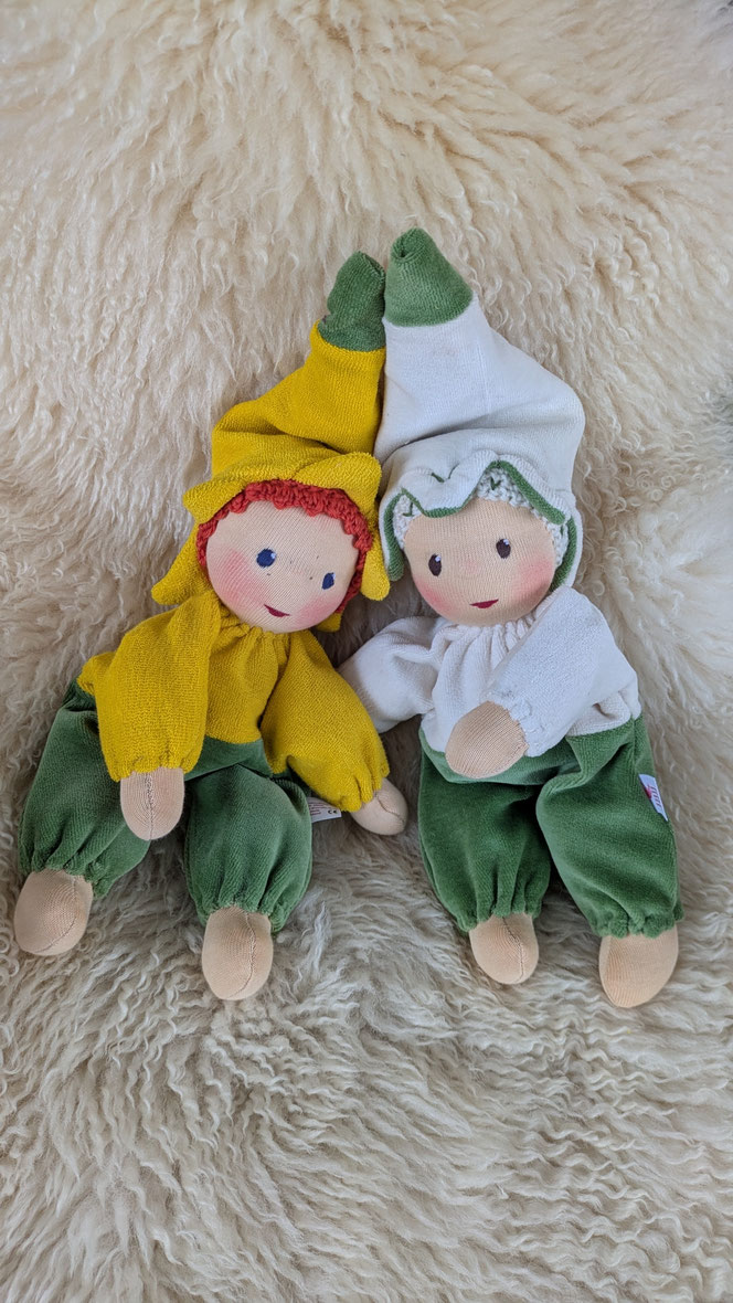 handgemachte Stoffpuppe kaufen, Waldorfart, Blütenkind-Schlamperle, Frühblüher, Schneeglöckchen, Hyazinthe, Narzisse, Osterglocke, Primelchen, Jahreszeitentisch, erste Puppe, lebenslanger Begleiter, eigene Puppe herstellen lassen, ökologische Kinderpuppe