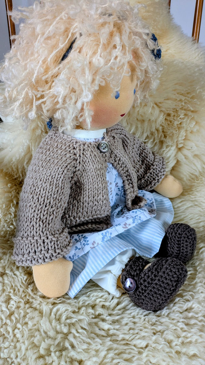 handgemachte Stoffpuppe kaufen, Waldorfart, eigene Puppe anfertigen lassen,individuelle Wunschpuppe, Puppenhandwerk, Puppe die aussieht wie mein Kind, Puppe nach Kinderfotos herstellen lassen, ökologische Kinderpuppe, Puppe fürs Leben, bio-fair