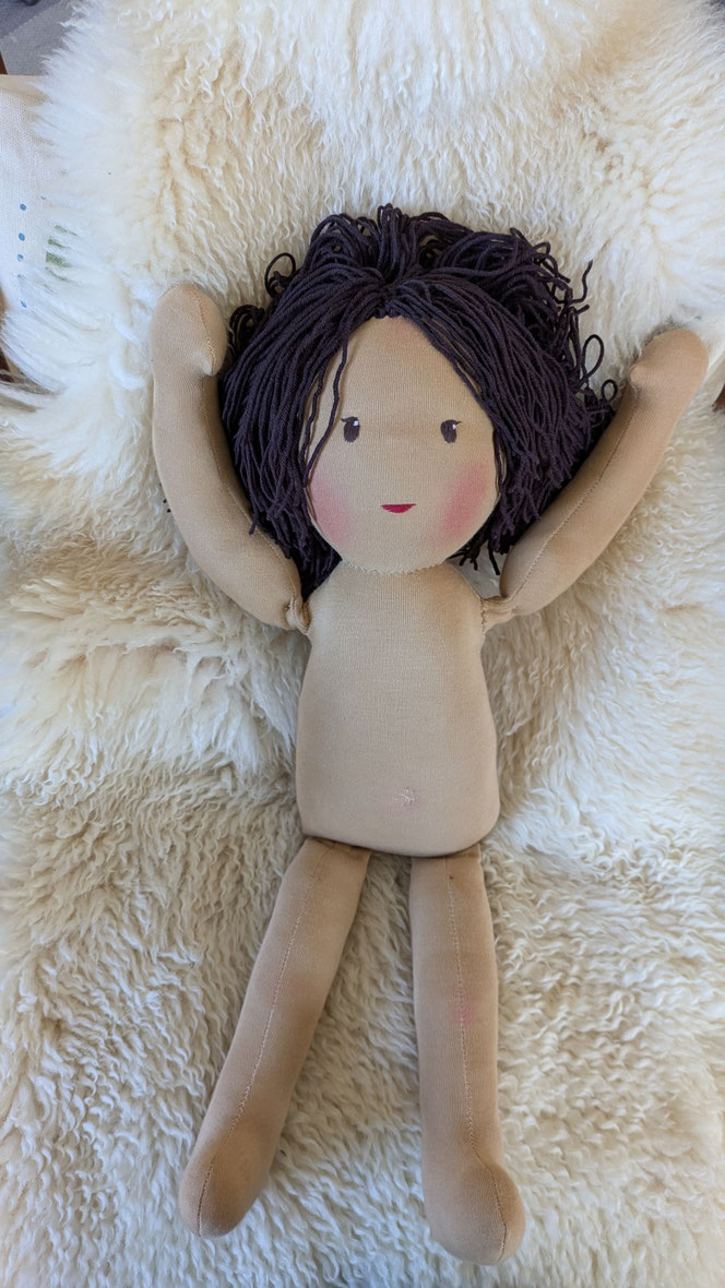 asiatische Puppe, POC-Puppe, Vielfalt und Repräsentation im Kinderzimmer, diverse Puppen, Empowerment, handgemachte Stoffpuppe kaufen, Waldorfart, individuelle Wunschpuppe, eigene Puppe herstellen lassen, die aussieht wie mein Kind, vorurteilsfrei erziehe