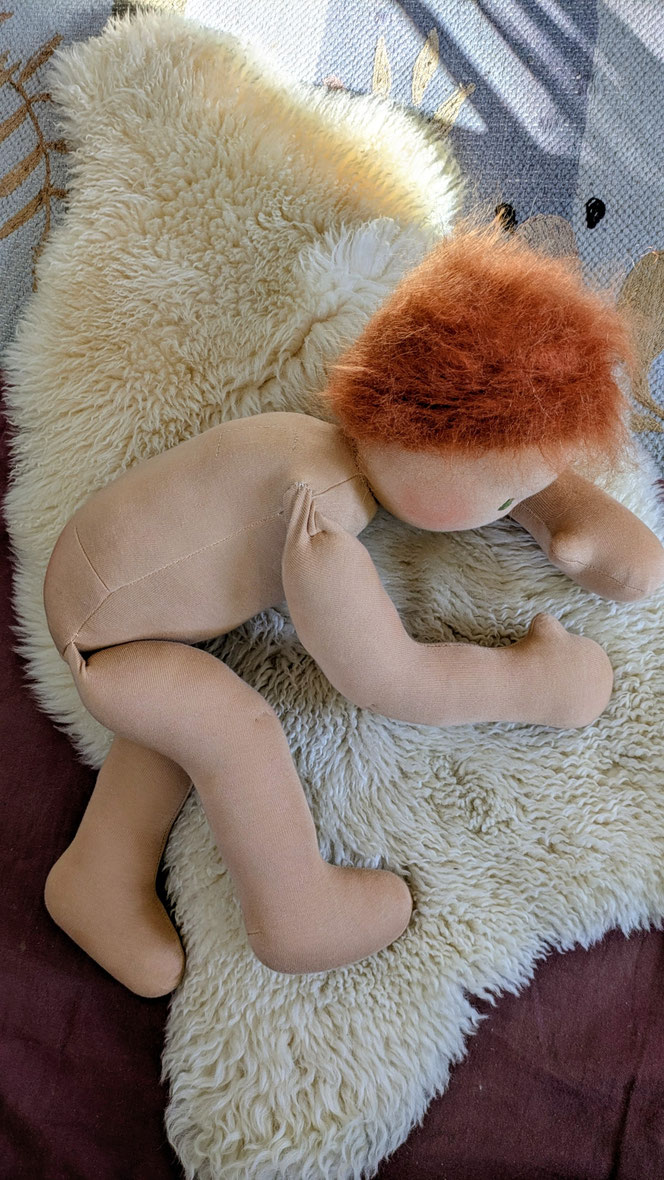 Therapiepuppe für die Kinderphysiotherapie nach z.B. Vojta oder Bobath, Demopuppe, Schulungspuppe, Übungspuppe, weiche bewegliche Therapiepuppe mit anbeugbaren Gliedern, handgemachte Stoffpuppe kaufen, Waldorfart, flexible lebensgroße Babypuppe, Kurspuppe
