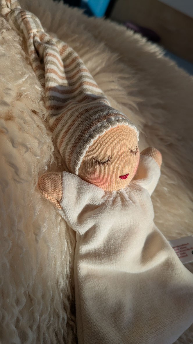 Nuckelpüppchen, Geburtsgeschenk, Taufgeschenk, erste Puppe, Greifling, Waldorfart, handgemachte Stoffpuppe kaufen, eigene Puppe herstellen lassen, Puppe anfertigen lassen, die aussieht wie mein Kind, bio-faire Naturmaterialien, Puppenhandwerk, ökologisch