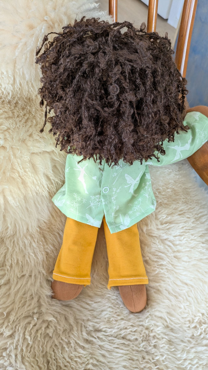 schwarze Puppe, afrodeutsche Puppe, Vielfalt und Repräsentation im Kinderzimmer, diverse Puppen, Empowerment, handgemachte Stoffpuppe kaufen, Waldorfart, individuelle Wunschpuppe, eigene Puppe herstellen lassen, die aussieht wie mein Kind, Puppenjunge