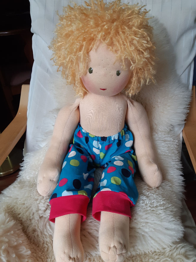 Bio-Stoffpuppe, individuelle Puppe, Wunschpuppe, Demopuppe, Therapiepuppe, Kinder-Osteopathie, Physiotherapie, Puppe für Kursleiterin, Hebamme, ökofairliebt, Selbstakzeptanz, Naturmaterial, Puppenhandwerk, Achtsamkeit, nachhaltiges Spielzeug, lebensgroß
