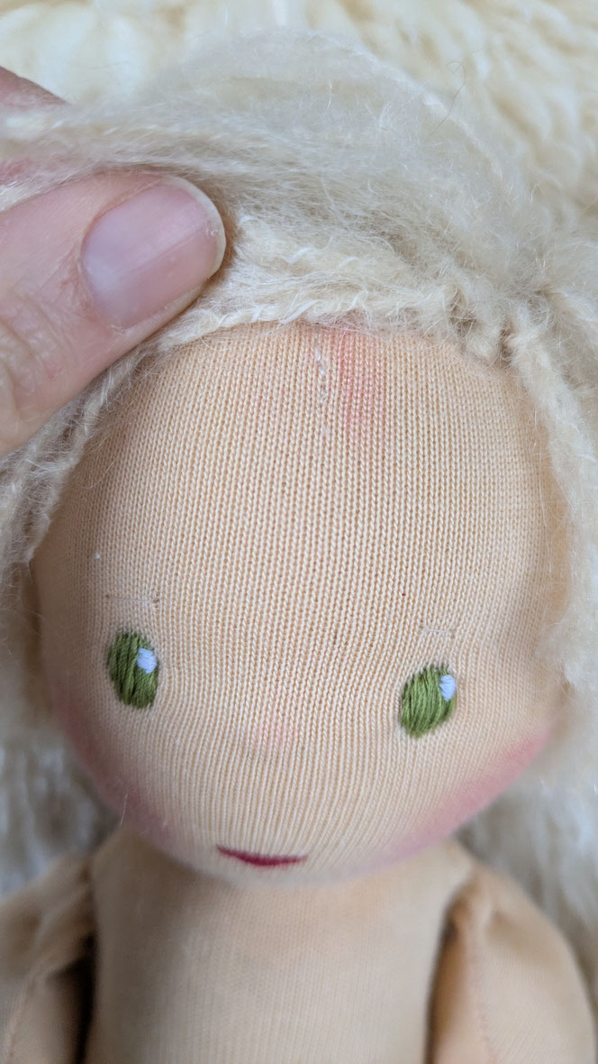 handgemachte Stoffpuppe kaufen, Waldorfart, eigene Heilungspuppe anfertigen lassen, inneres Kind Puppe, Waldorfart, individuelle Wunschpuppe, Puppenhandwerk, Puppe nach alten Kinderfotos herstellen lassen, Anteilearbeit, Bindungstrauma, alte Wunden heilen