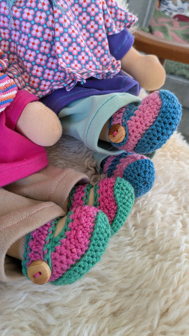 handgemachte Stoffpuppe kaufen, Waldorfart, eigene Puppe anfertigen lassen, Zuckertütenpuppe, Schultütenpuppe, Einschulungsgeschenk, individuelle Wunschpuppe, Puppenhandwerk, lebenslange Puppenfreunde, Puppe nach Kinderfotos herstellen lassen, bio-fair