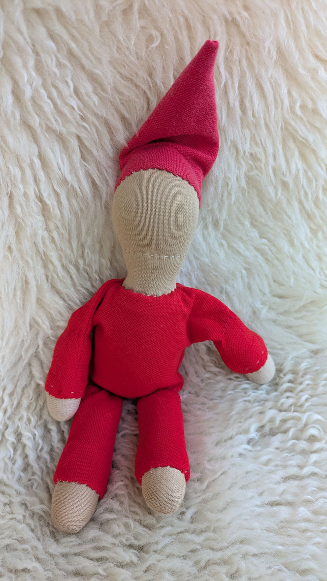 handgemachte Stoffpuppe kaufen, Waldorfart, eigene Puppe anfertigen lassen, individuelle Wunschpuppe, Puppendoktor, Stoffpuppe aus bio-fairen Naturmaterialien, Puppe nach Kinderfotos herstellen lassen, Lebensbegleiter, alte Puppe wiederherstellen lassen
