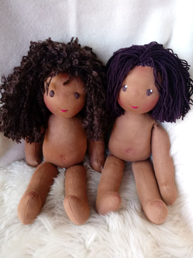 Bio-Stoffpuppe, afrikanische Puppe, dunkelhäutig, afro-amerikanisch. farbige Puppe, aldorfart, Wunschpuppe, ökofairliebt, biofair, individuelle Puppe passend zum Kind, Puppenhandwerk, handgemachte Stoffpuppe, Puppenfreunde