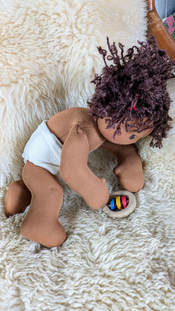 Tamika, handgemachte Stoffpuppe kaufen, afrodeutsche Puppe, schwarze Puppe, afrikanische Puppe, Waldorfart, Puppenhandwerk, ökologische Kinderpuppe, schwarzes Puppenbaby, individuelle Wunschpuppe, Stoffpuppe aus bio-fairen Naturmaterialien, diverse Puppen