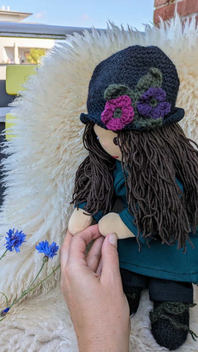 handgemachte Stoffpuppe kaufen, Waldorfart, eigene Puppe anfertigen lassen, Heilungspuppe, inneres Kind Puppe nach Fotos, individuelle Wunschpuppe, Puppenhandwerk, verletzte Anteile integrieren, Anteilearbeit, inneres Kind heilen, inneres Kind verkörpern