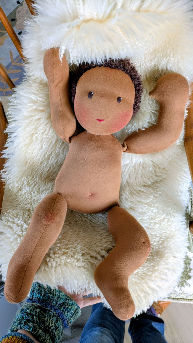 Therapiepuppe für die Kinderphysiotherapie nach z.B. Vojta oder Bobath, Demopuppe, Schulungspuppe, Übungspuppe, weiche bewegliche Therapiepuppe mit anbeugbaren Gliedern, handgemachte Stoffpuppe kaufen, Waldorfart, flexible lebensgroße Babypuppe