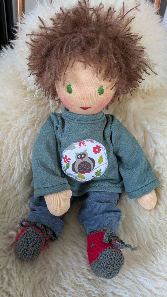 Willi Waldzwerg, handgemachte Stoffpuppe kaufen, Annette Sperling, singende Waldzwerge, Waldmusikpädagogik, individuelle Wunschpuppe, Puppenhandwerk, Waldorfart, eigene Puppe anfertigen lassen, Puppe aus Naturmaterialien, Fliegenpilzpuppe, Ökopuppe