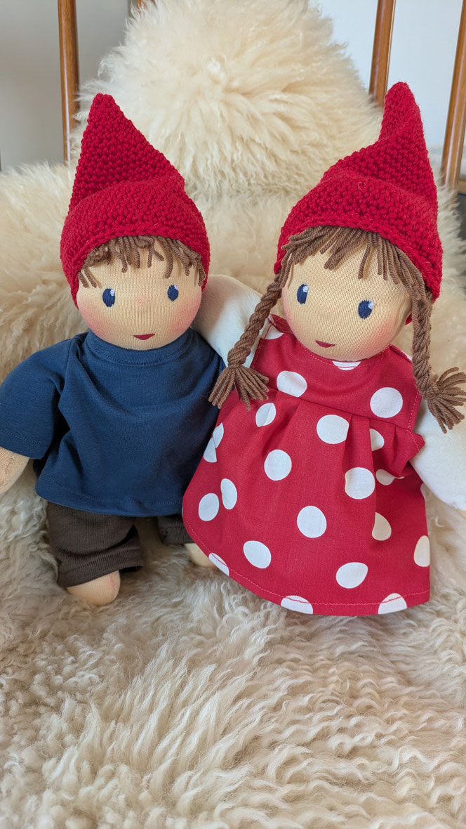handgemachte Stoffpuppe kaufen, Waldorfart, individuelle Wunschpuppe anfertigen lassen, Puppenhandwerk, Pippa und Pelle Puppen, Daniela Drescher, Verlag Urachhaus, Pippa und Pelle Schlamperle, eigene Puppe herstellen lassen, Naturmaterial, bio-faire Puppe