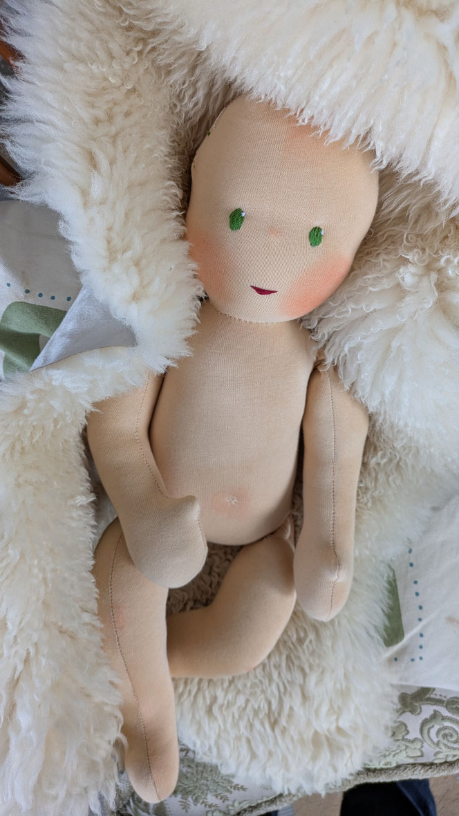 Therapiepuppe für die Kinderphysiotherapie nach z.B. Vojta oder Bobath, Demopuppe, Schulungspuppe, Übungspuppe, weiche bewegliche Therapiepuppe mit anbeugbaren Gliedern, handgemachte Stoffpuppe kaufen, Waldorfart, flexible lebensgroße Babypuppe
