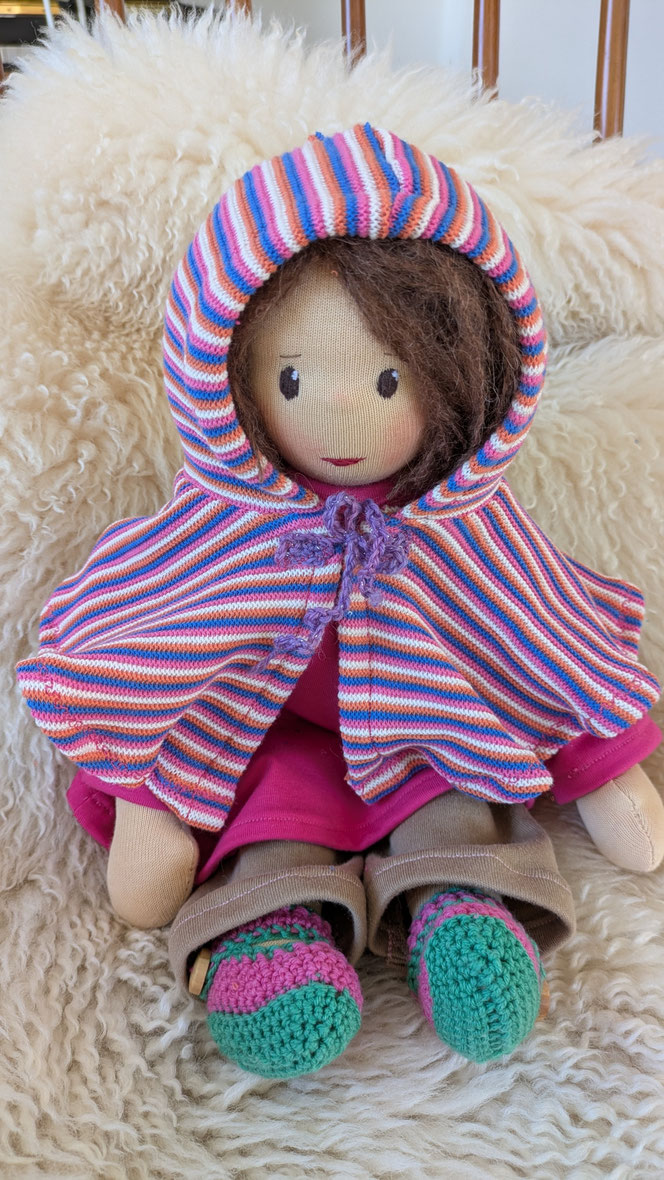 handgemachte Stoffpuppe kaufen, Waldorfart, eigene Puppe anfertigen lassen, Zuckertütenpuppe, Schultütenpuppe, Einschulungsgeschenk, individuelle Wunschpuppe, Puppenhandwerk, lebenslange Puppenfreunde, Puppe nach Kinderfotos herstellen lassen, bio-fair
