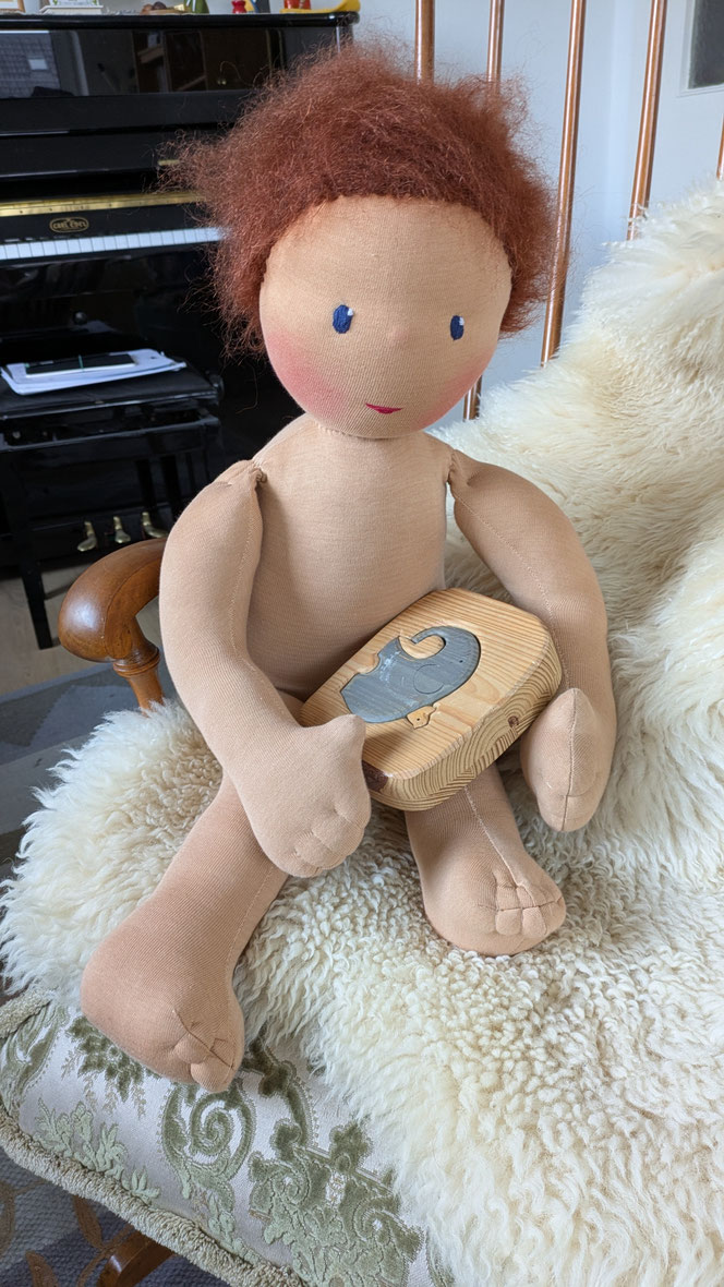 Therapiepuppe für die Kinderphysiotherapie nach z.B. Vojta oder Bobath, Demopuppe, Schulungspuppe, Übungspuppe, weiche bewegliche Therapiepuppe mit anbeugbaren Gliedern, handgemachte Stoffpuppe kaufen, Waldorfart, flexible lebensgroße Babypuppe