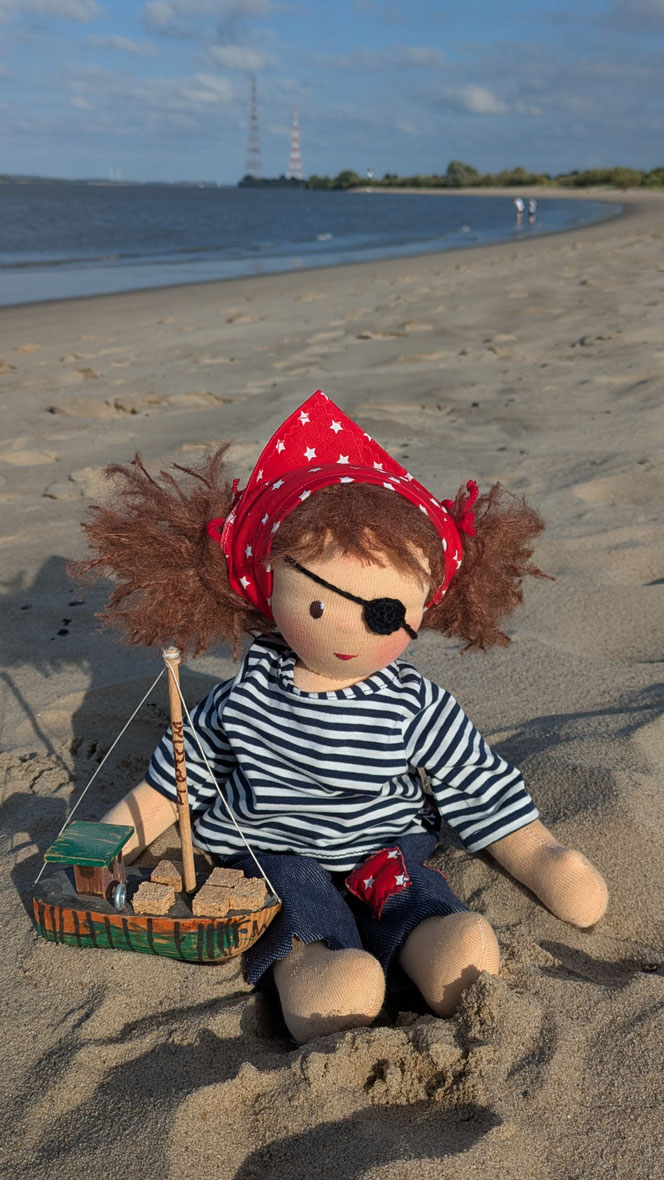 handgemachte Stoffpuppe kaufen, Piratenpuppe, Piratenmädchen, Waldorfart, eigene Puppe anfertigen lassen, individuelle Wunschpuppe, Puppenhandwerk, genderneutrale Puppe, Puppe die aussieht wie mein Kind, toughe coole Puppe, Kinder stärken, Kinder empowern