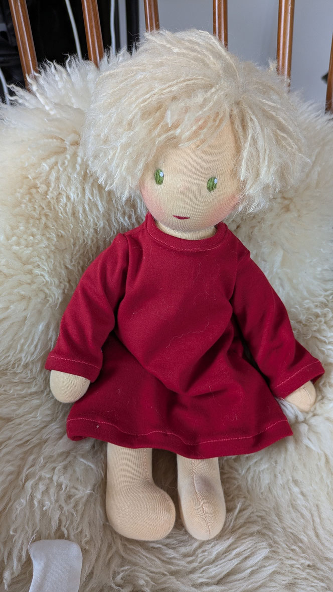 handgemachte Stoffpuppe kaufen, Waldorfart, eigene Heilungspuppe anfertigen lassen, inneres Kind Puppe, Waldorfart, individuelle Wunschpuppe, Puppenhandwerk, Puppe nach alten Kinderfotos herstellen lassen, Anteilearbeit, Bindungstrauma, alte Wunden heilen