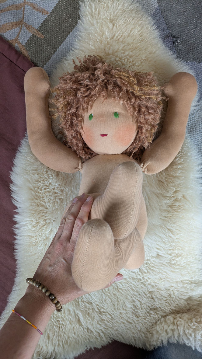 Therapiepuppe für die Kinderphysiotherapie nach z.B. Vojta oder Bobath, Demopuppe, Schulungspuppe, Übungspuppe, weiche bewegliche Therapiepuppe mit anbeugbaren flexiblen Gliedern, handgemachte Stoffpuppe kaufen, Waldorfart, lebensgroße Babypuppe, Handling