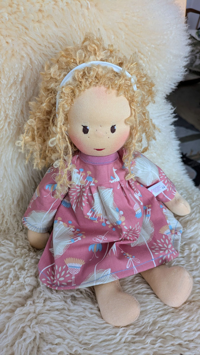 handgemachte Stoffpuppe kaufen, Waldorfart, eigene Heilungspuppe anfertigen lassen, inneres Kind Puppe, individuelle Wunschpuppe, Puppenhandwerk, Puppe nach alten Kinderfotos herstellen lassen, Anteilearbeit, Selbstfürsorge, sich selbst umarmen
