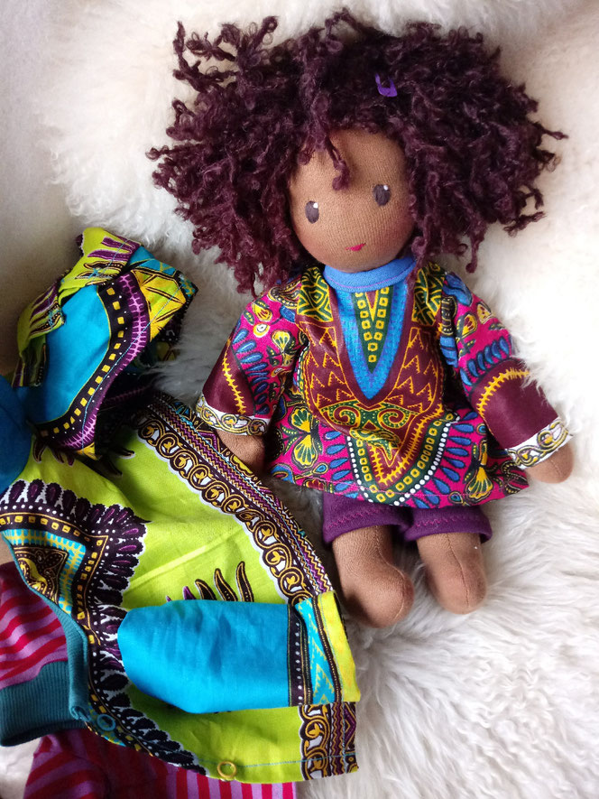 handgemachte Stoffpuppe, Waldorfart, afrikanische Puppe, dunkelhäutig, dunkle Puppe, afroamerikanisch, Gambia, individuelle Stoffpuppe, Wunschpuppe, Puppe passend zum Kind, ökofairliebt, ökologische Kinderpuppe, Naturmaterial, Puppenhandwerk, bio-fair