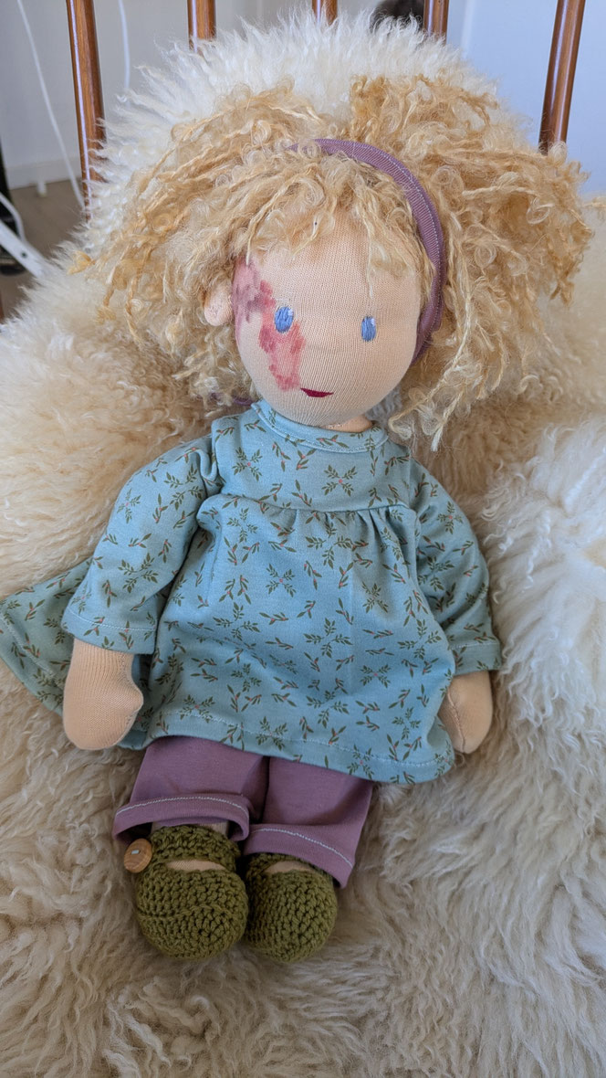 handgemachte Stoffpuppe kaufen, Waldorfart, eigene Puppe anfertigen lassen,individuelle Wunschpuppe, Puppenhandwerk, Puppe die aussieht wie mein Kind, nach Kinderfotos, Puppe mit Feuermal, Naevus flammeus, Hautstigma, Hautauffälligkeit, Hifsmittel, Empowe