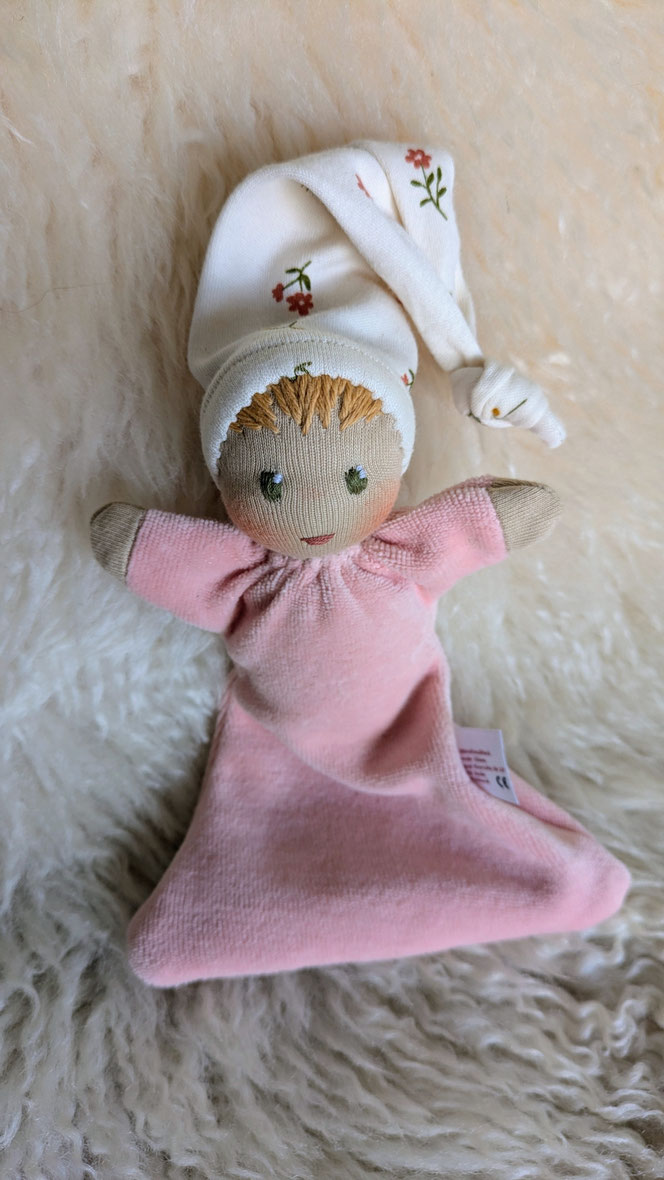 Puppenmacherin, handgemachte Stoffpuppe kaufen, Waldorfart, individuelle Wunschpuppe anfertigen lassen, eigene Puppe herstellen lassen, visionäre Frauenmesse, Jork, Altes Land, ökologische Kinderpuppe, diverse Puppen,Nuckelpüppchen, erste Puppe, Greifling