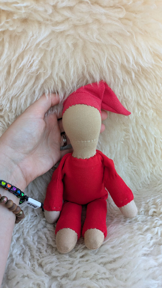 handgemachte Stoffpuppe kaufen, Waldorfart, eigene Puppe anfertigen lassen, individuelle Wunschpuppe, Puppendoktor, Stoffpuppe aus bio-fairen Naturmaterialien, Puppe nach Kinderfotos herstellen lassen, Lebensbegleiter, alte Puppe wiederherstellen lassen