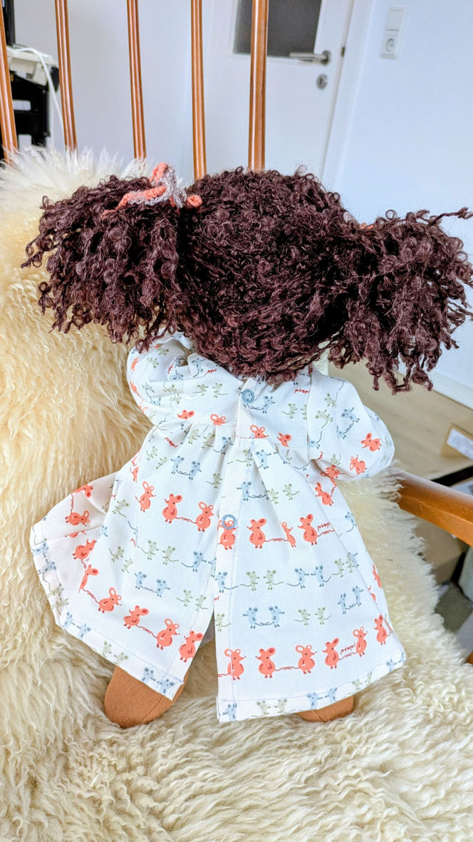 schwarze Puppe, PoC-Puppe, afrodeutsche Puppe, Vielfalt und Repräsentation im Kinderzimmer, diverse Puppen, Empowerment, handgemachte Stoffpuppe kaufen, Waldorfart, individuelle Wunschpuppe, eigene Puppe herstellen lassen, die aussieht wie mein Kind