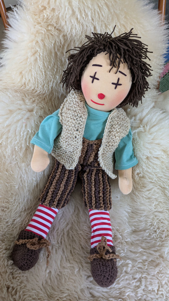 handgemachte Stoffpuppe kaufen, Waldorfart, eigene Wunschpuppe anfertigen lassen, inneres Kind Puppe, Waldorfart, individuell, Puppenhandwerk, Puppe nach Fotos herstellen lassen, Clownpuppe, Multikulti, Puppenhandwerk, bio-fair, ökofairliebt, ökologisch