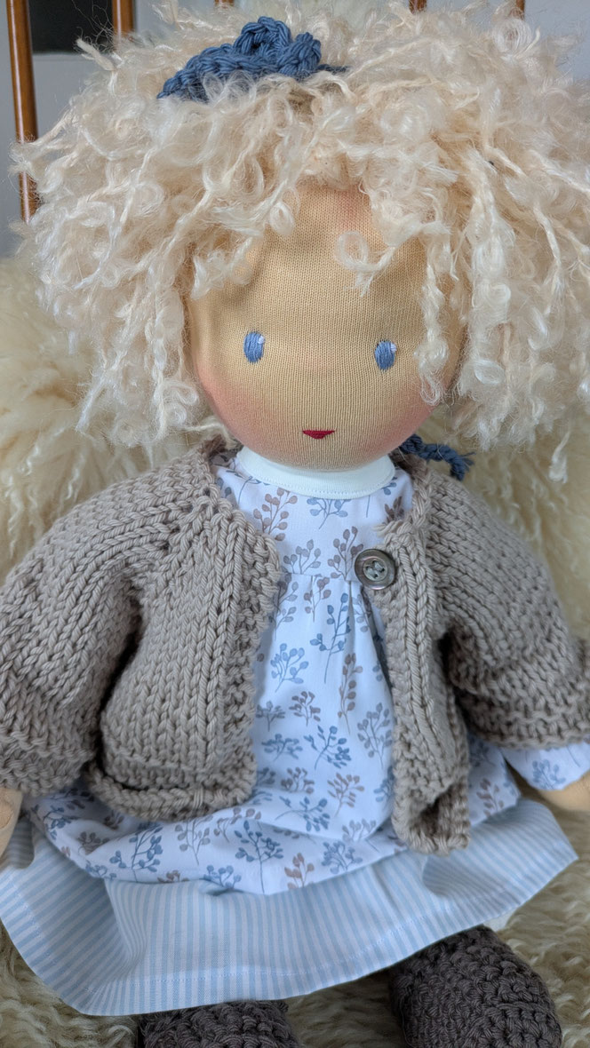 handgemachte Stoffpuppe kaufen, Waldorfart, eigene Puppe anfertigen lassen,individuelle Wunschpuppe, Puppenhandwerk, Puppe die aussieht wie mein Kind, Puppe nach Kinderfotos herstellen lassen, ökologische Kinderpuppe, Puppe fürs Leben, bio-fair