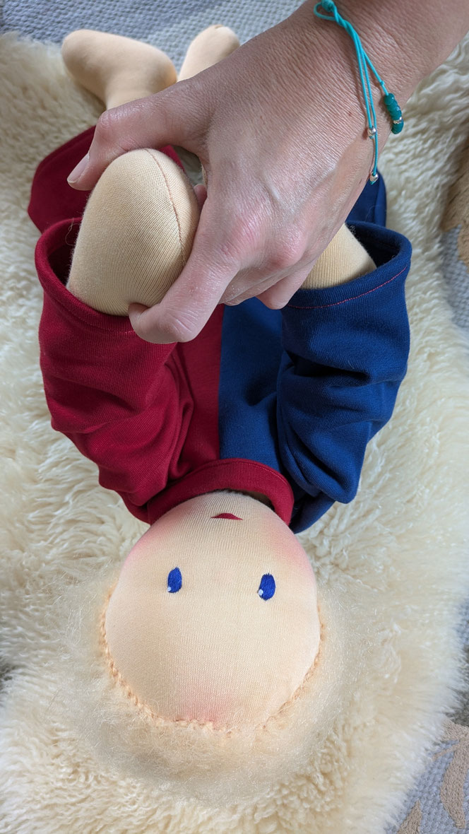 Therapiepuppe für die Kinderphysiotherapie nach z.B. Vojta oder Bobath, Demopuppe, Schulungspuppe, Übungspuppe, weiche bewegliche Therapiepuppe mit anbeugbaren Gliedern, handgemachte Stoffpuppe kaufen, Waldorfart, flexible lebensgroße Babypuppe