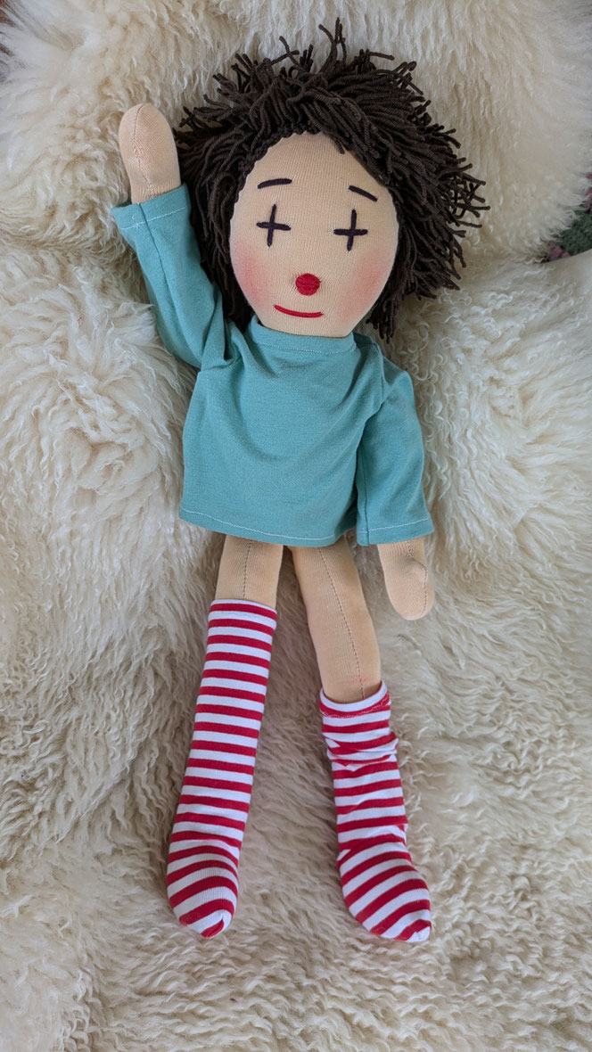 handgemachte Stoffpuppe kaufen, Waldorfart, eigene Wunschpuppe anfertigen lassen, inneres Kind Puppe, Waldorfart, individuell, Puppenhandwerk, Puppe nach Fotos herstellen lassen, Clownpuppe, Multikulti, Puppenhandwerk, bio-fair, ökofairliebt, ökologisch